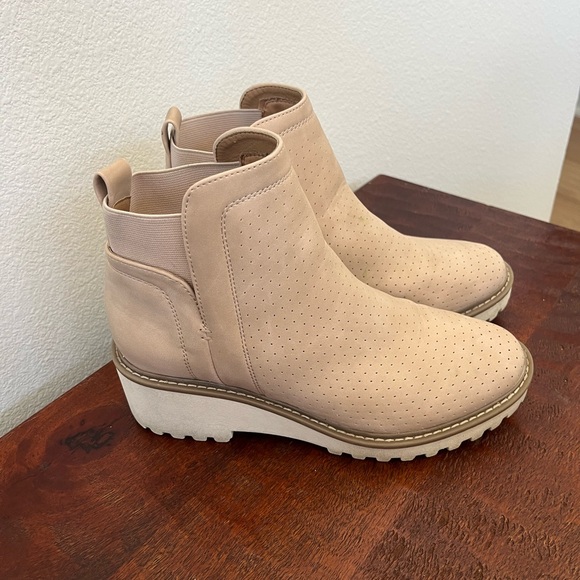DV DOLCE VITA Women's Light Stone Perforated Rielle Lug-Sole Chelsea Booties 8.5 - Picture 1 of 11